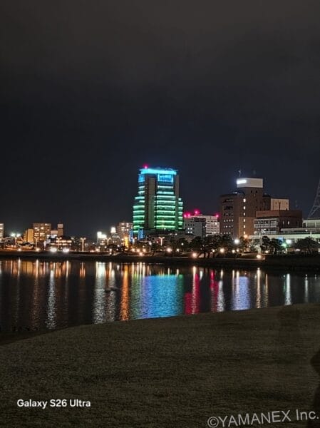 Galaxy S26 カメラ 海の向こうに見える街並みをズーム撮影