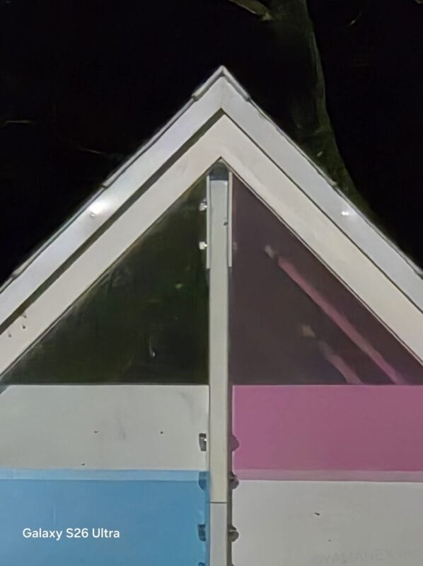 Galaxy S26 カメラ ガラス張りの小屋をズーム撮影