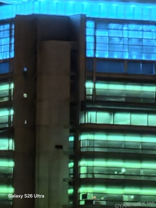 Galaxy S26 カメラ 画面中央のビルをズーム撮影