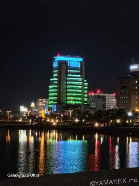Galaxy S26 カメラ 海の向こうに見える街並みをズーム撮影