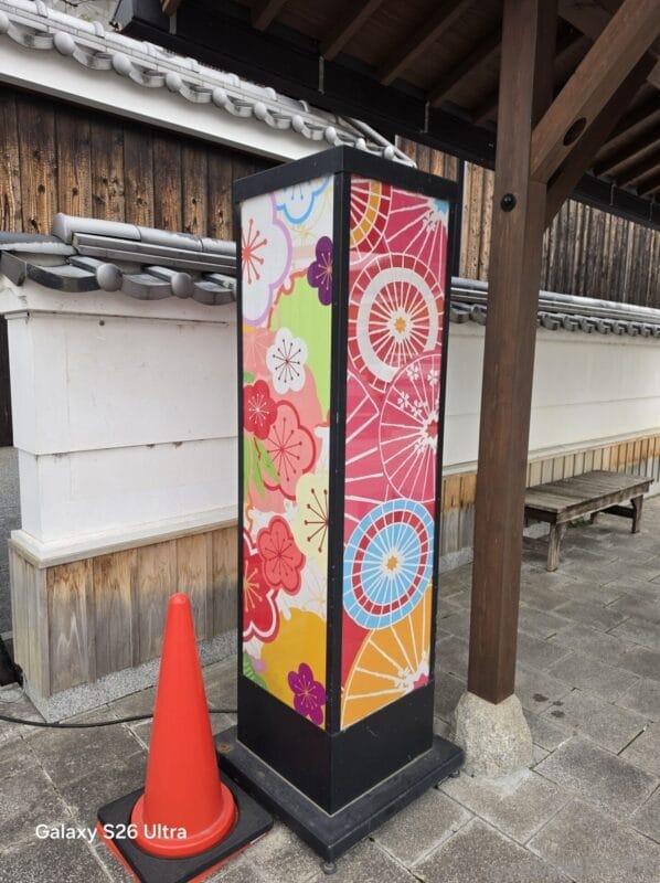 Galaxy S26 Ultra カメラ ピンク色の看板を捉えた一枚