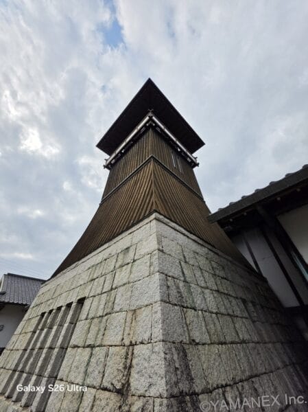 Galaxy S26 Ultra カメラ 木造建築を下からのアングルで撮影した一枚