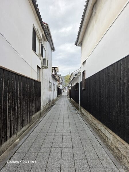 Galaxy S26 Ultra カメラ 木造家屋が並ぶ小道を捉えた一枚