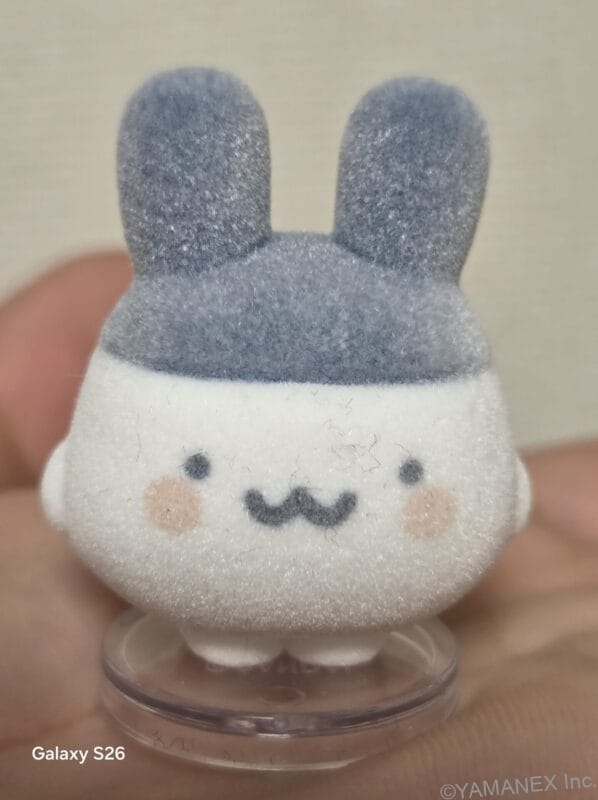 Galaxy S26 カメラ 手のひらのうえのマスコット人形をマクロ撮影