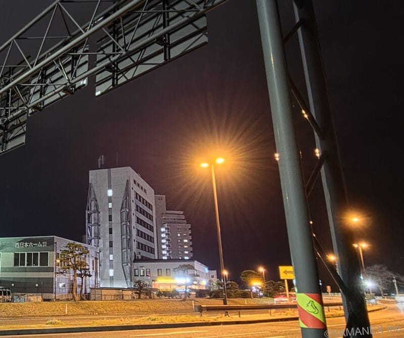 Galaxy S26 カメラ 大通りを夜間撮影