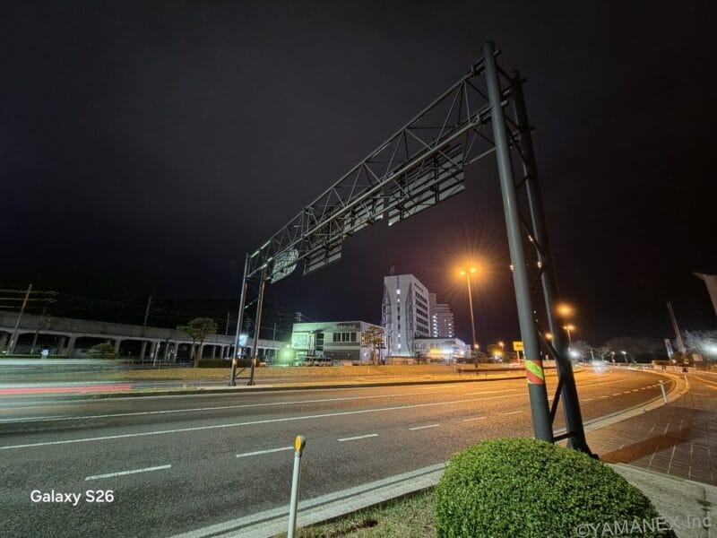 Galaxy S26 カメラ 大通りを夜間撮影