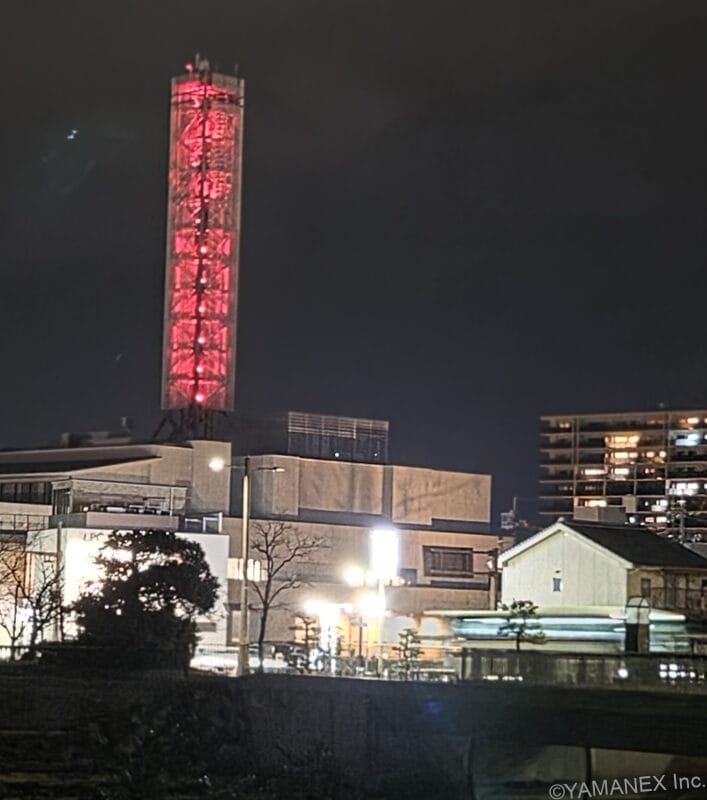 Galaxy S26 カメラ 赤い鉄塔を夜間撮影