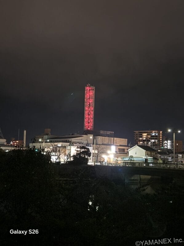 Galaxy S26 カメラ 赤い鉄塔を夜間撮影