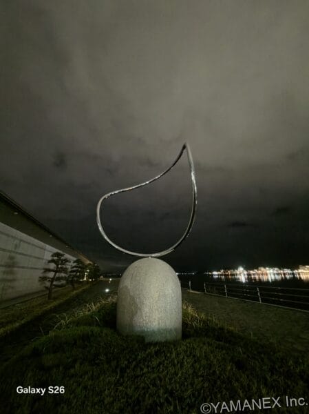 Galaxy S26 カメラ リング状のモニュメントを夜間撮影