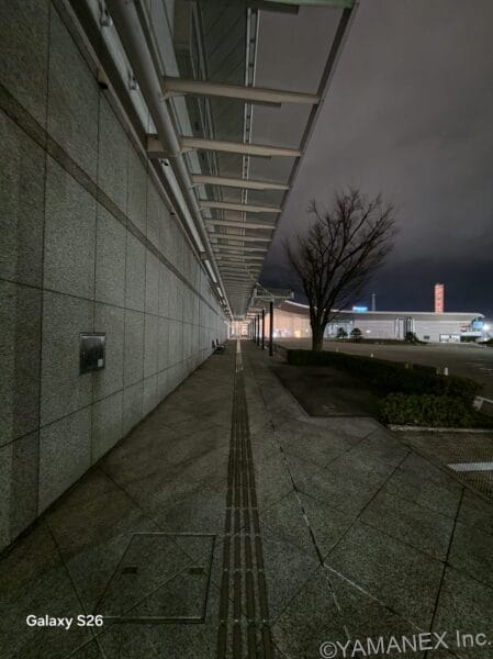 Galaxy S26 カメラ 美術館の入り口までの通路を夜間撮影