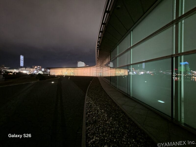 Galaxy S26 カメラ ガラス張りの通路を夜間撮影