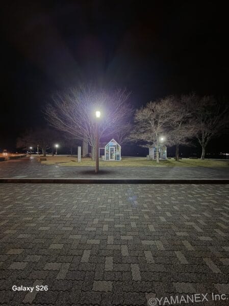 Galaxy S26 カメラ ガラス張りの建物を夜間撮影