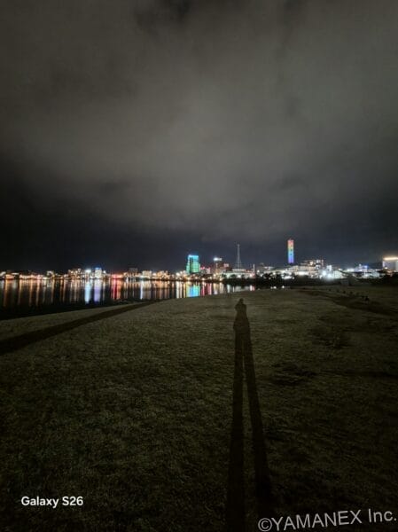 Galaxy S26 カメラ 海の向こうに見える夜景を撮影
