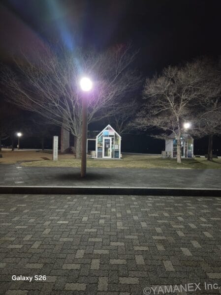 Galaxy S26 カメラ ガラス張りの建物を夜間撮影