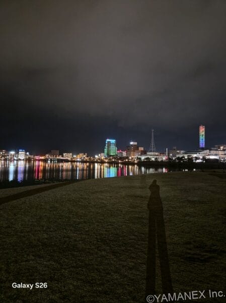 Galaxy S26 カメラ 海の向こうに見える夜景を撮影