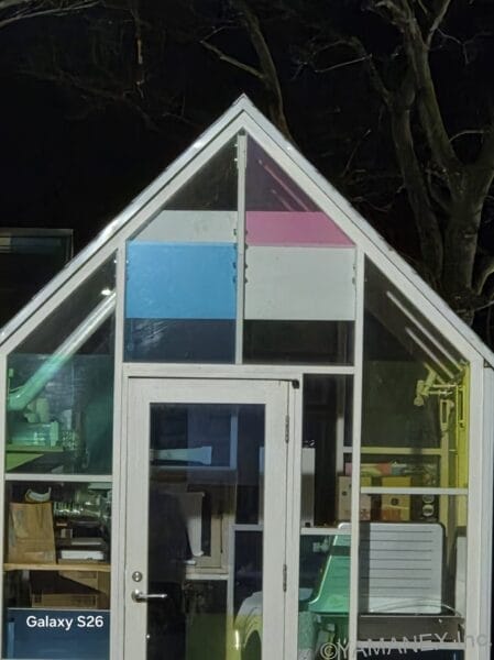 Galaxy S26 カメラ ガラス張りの建物を夜間撮影