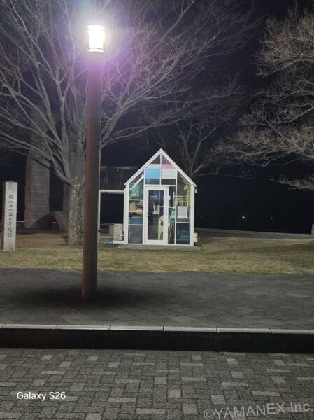 Galaxy S26 カメラ ガラス張りの建物を夜間撮影