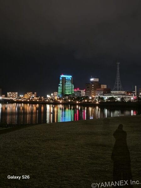 Galaxy S26 カメラ 海の向こうに見える夜景を撮影