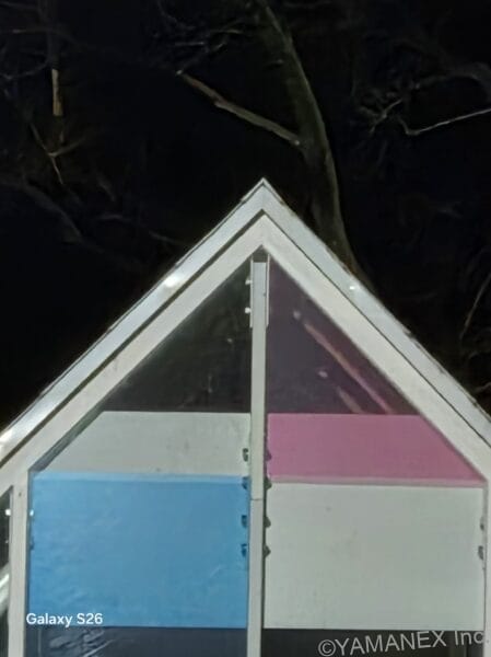 Galaxy S26 カメラ ガラス張りの建物を夜間撮影