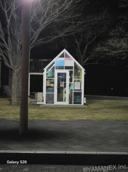 Galaxy S26 カメラ ガラス張りの建物を夜間撮影