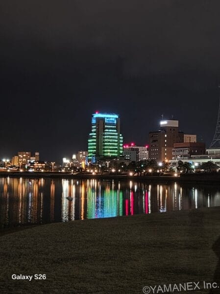Galaxy S26 カメラ 海の向こうに見える夜景を撮影