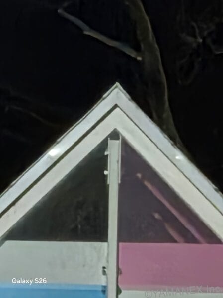 Galaxy S26 カメラ ガラス張りの建物を夜間撮影