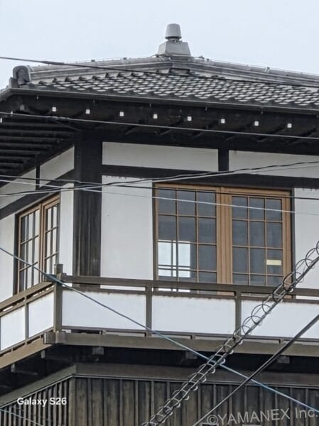 Galaxy S26 カメラ 木造建築をズーム撮影