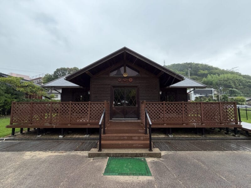 Galaxy S26 カメラ 木造の休憩小屋を撮影