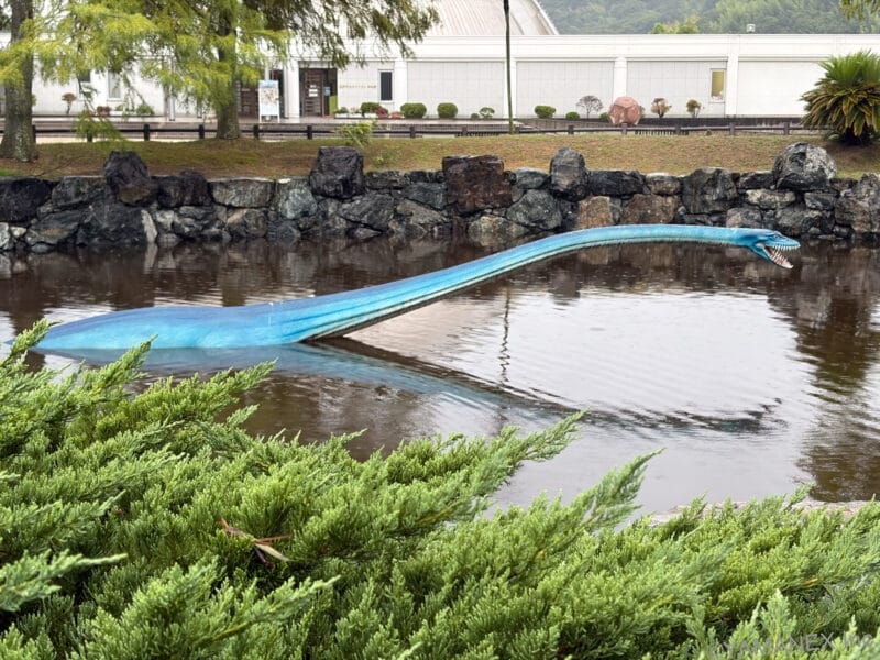 iPhone17 カメラ 恐竜のモニュメントを２倍ズームで撮影