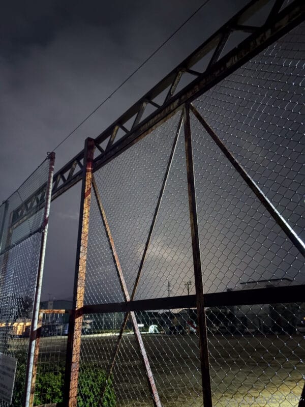 Galaxy S26 カメラ フェンスの金網を夜間撮影