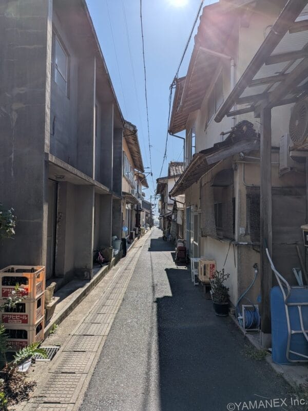 nubia Flip 3 カメラ Google Pixel 9aで晴天下の路地を撮影した一枚