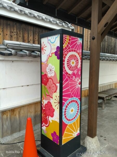 nubia Flip 3 カメラ 鮮やかなピンク色の看板を捉えた一枚