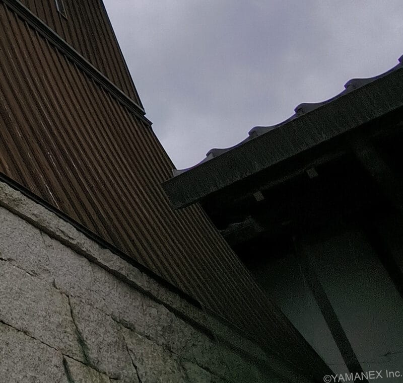 nubia Flip 3 カメラ nubia Flip 3 カメラ 古い木造家屋を下から撮影した一枚