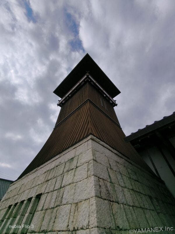 nubia Flip 3 カメラ 古い木造家屋を下から撮影した一枚