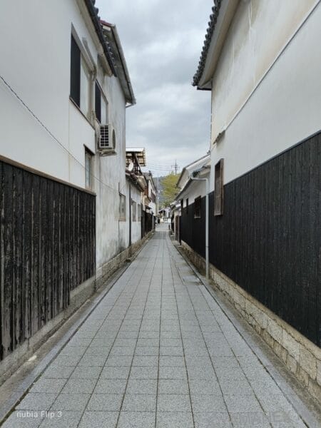 nubia Flip 3 カメラ 古い建物が並ぶ路地を撮影した一枚