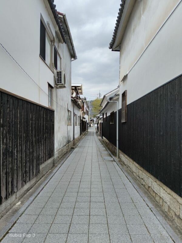 nubia Flip 3 カメラ 古い建物が並ぶ路地を撮影した一枚