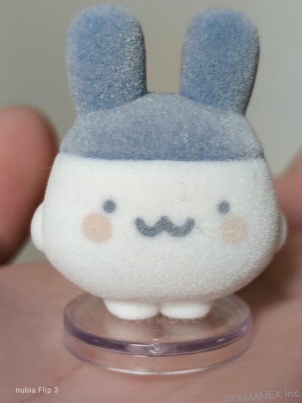 nubia Flip 3 カメラ 手のひらのマスコット人形を撮影した一枚