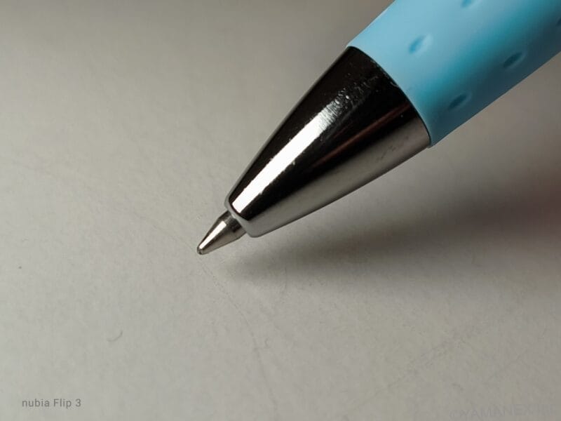 nubia Flip 3 カメラ ボールペンの先端を撮影した一枚