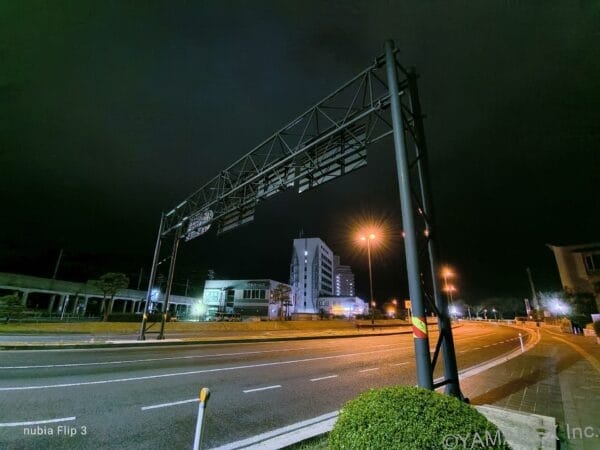 nubia Flip 3 カメラ 大通りを夜間撮影した一枚