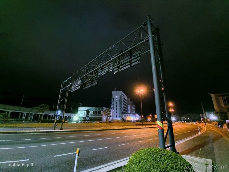nubia Flip 3 カメラ 大通りを夜間撮影した一枚