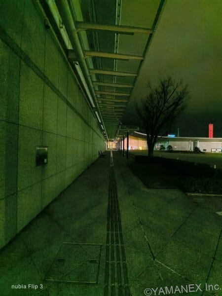 nubia Flip 3 カメラ 美術館内の通路を暗所撮影した一枚