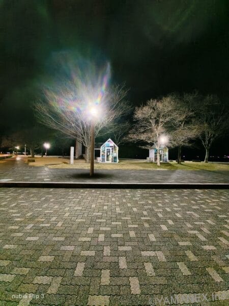 nubia Flip 3 カメラ ガラス張りの小屋をズーム撮影した一枚