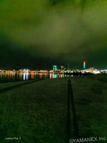 nubia Flip 3 カメラ 海の向こうの景色をズーム撮影した一枚