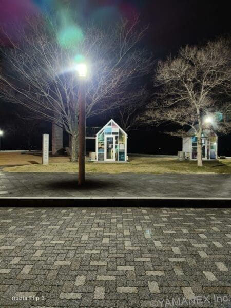 nubia Flip 3 カメラ ガラス張りの小屋をズーム撮影した一枚