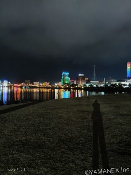 nubia Flip 3 カメラ 海の向こうの景色をズーム撮影した一枚