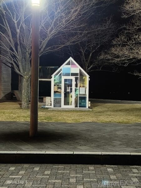 nubia Flip 3 カメラ ガラス張りの小屋をズーム撮影した一枚