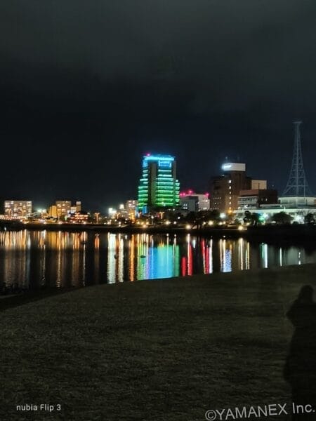 nubia Flip 3 カメラ 海の向こうの景色をズーム撮影した一枚