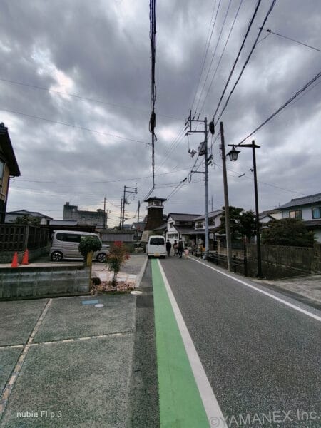 nubia Flip 3 カメラ 曇天の街並みをズーム撮影した一枚