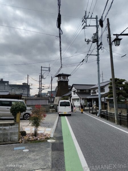 nubia Flip 3 カメラ 曇天の街並みをズーム撮影した一枚