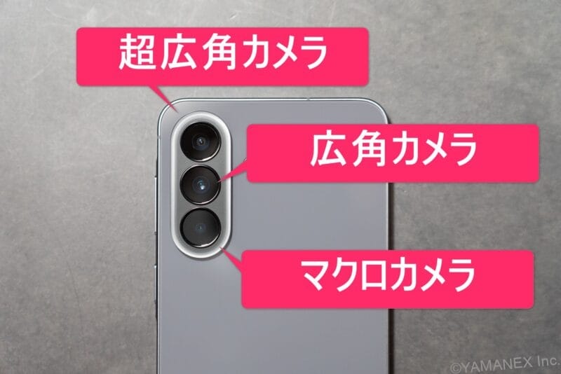 Galaxy A57 5G カメラレビュー!作例をもとに薄型トリプルカメラを徹底検証 2 Galaxy A57 5G カメラ
机の上のGalaxy A57 5G
